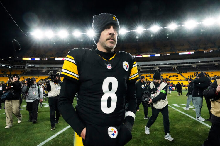 Steelers place unrestricted free-agent tender on Aaron Rodgers